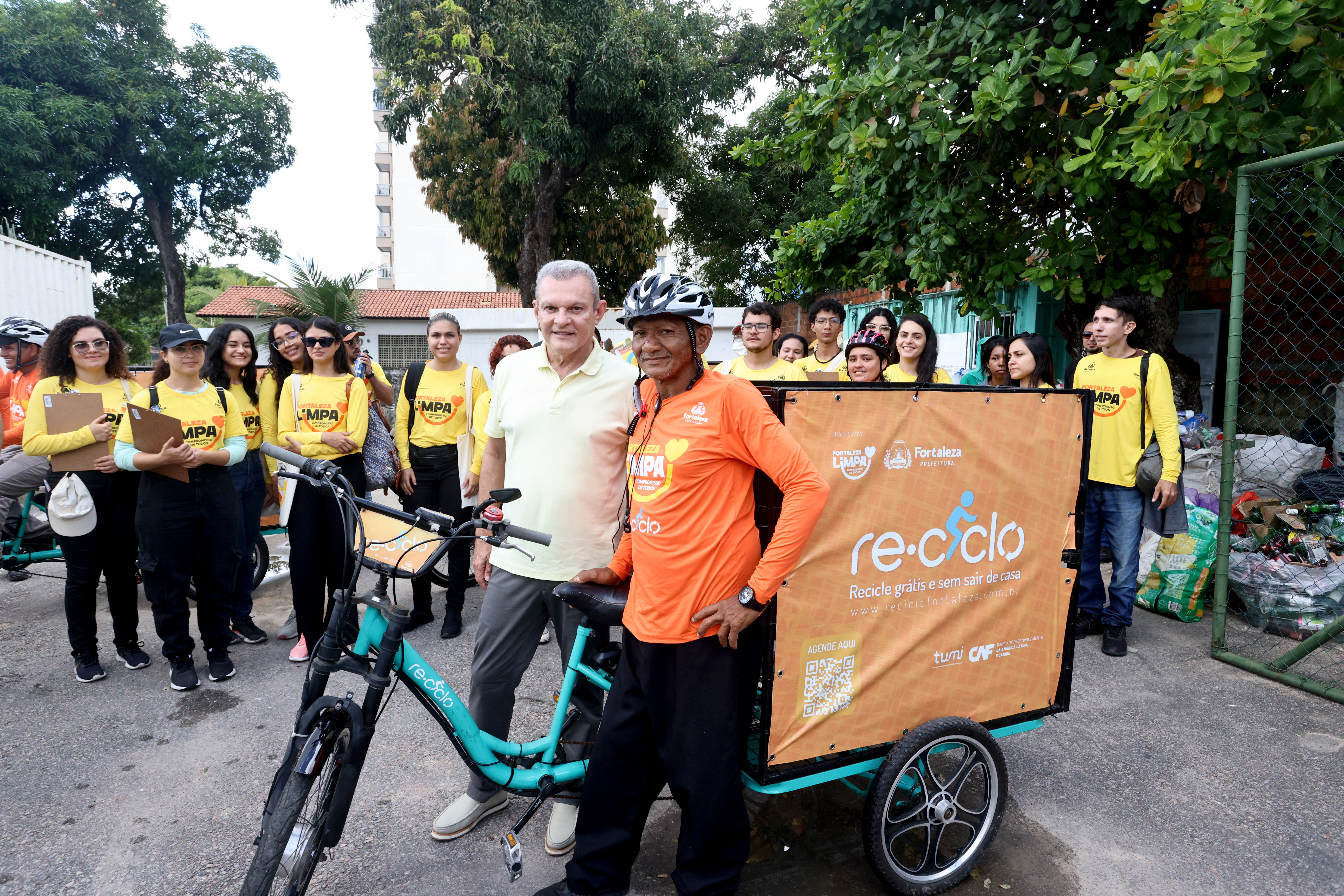 prefeito ao lado de catador do re-ciclo com bicicleta